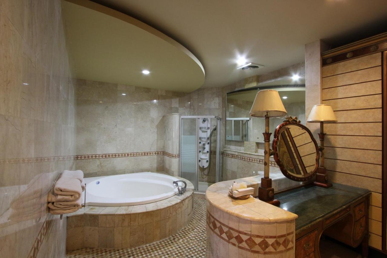 Griya Desa Hotel & Pool スレマン エクステリア 写真