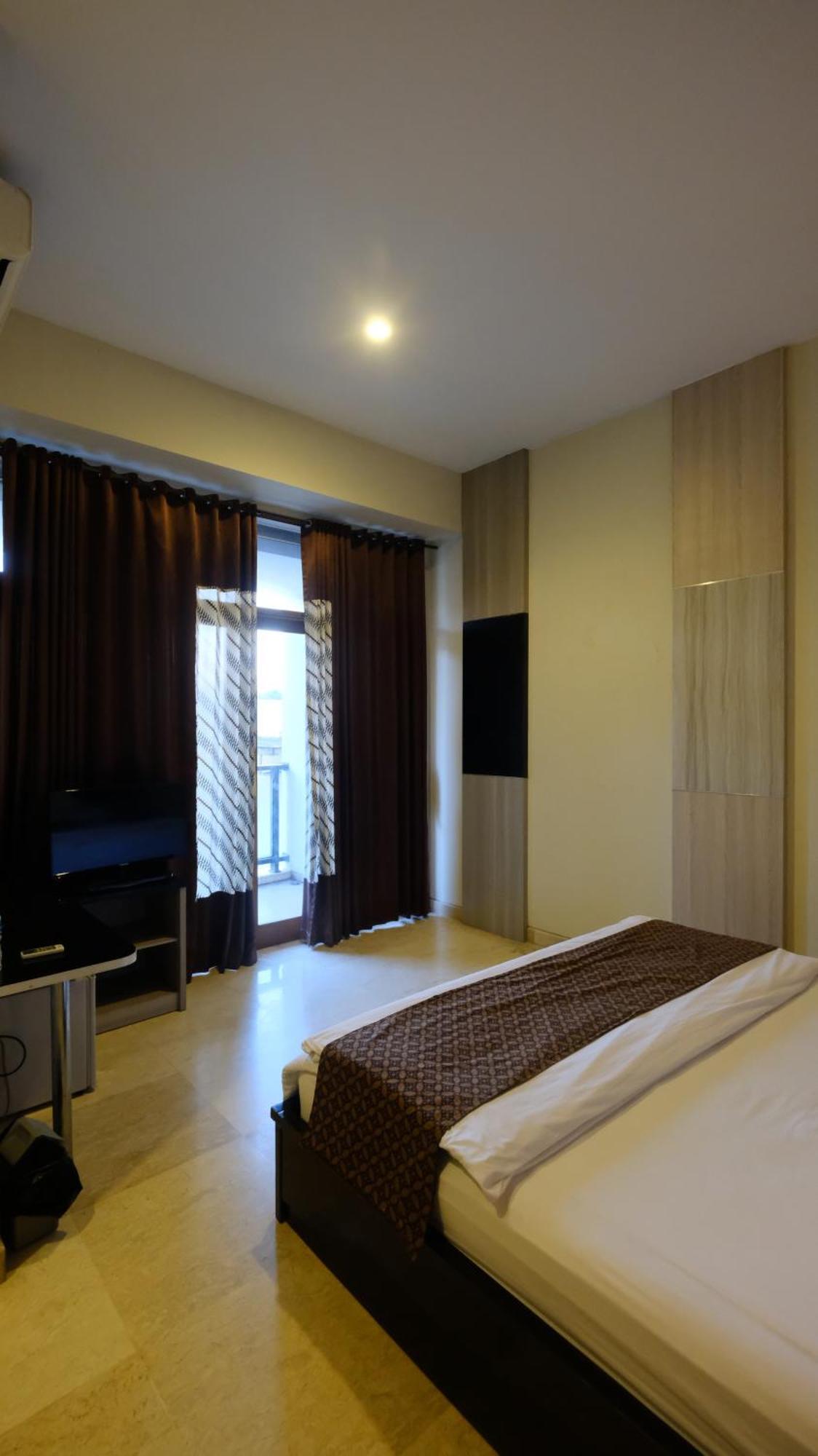Griya Desa Hotel & Pool スレマン エクステリア 写真
